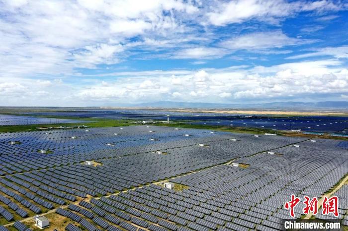 图为青海省海南州光伏产业园。　孙睿 摄