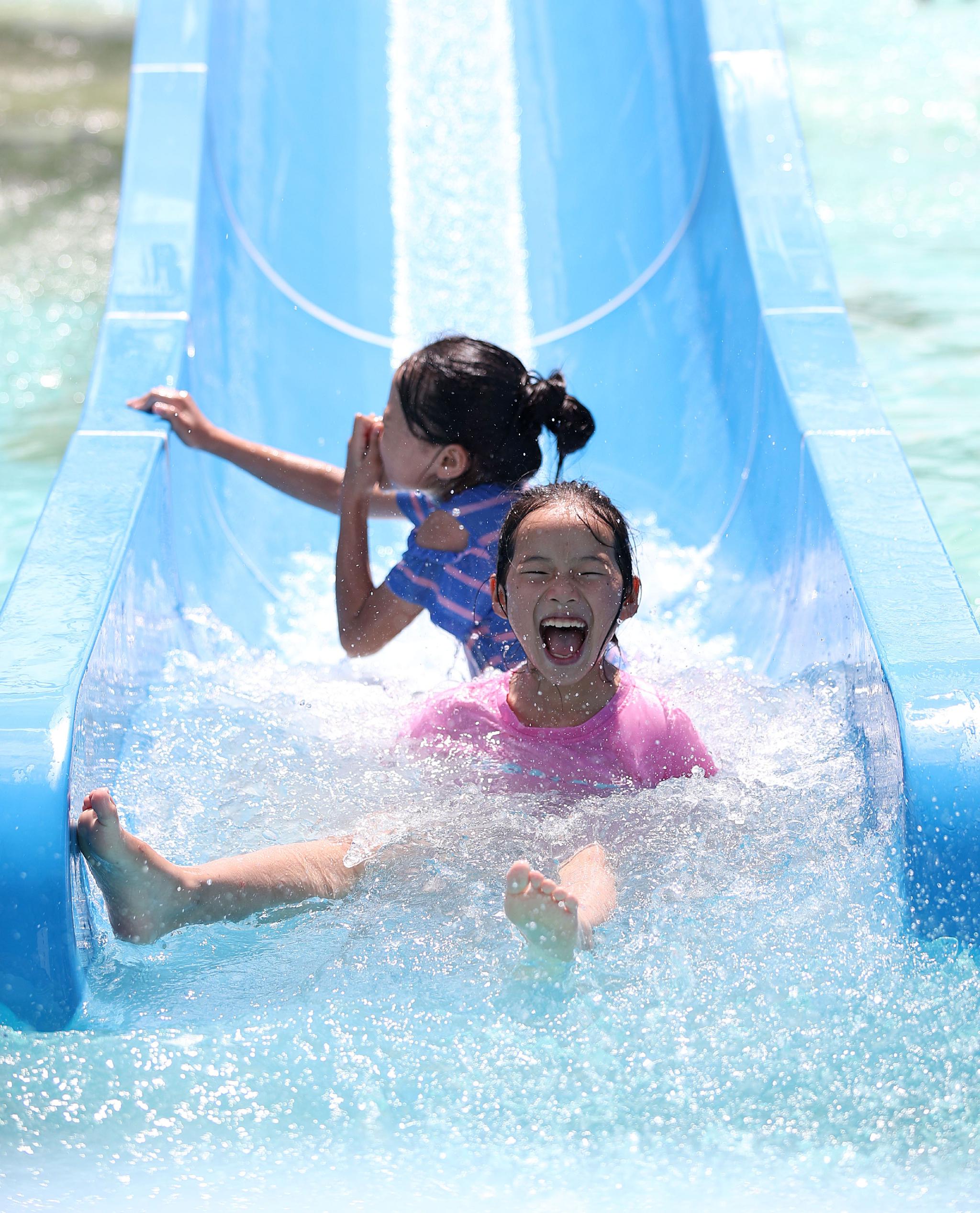 大暑戏水乐享清凉