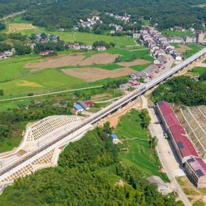 常益长铁路全线轨道贯通