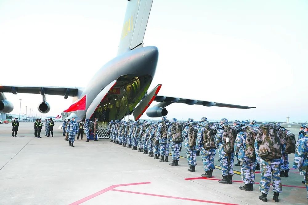 2020年2月17日,解放军支援湖北医疗队队员在上海虹桥机场登上运-20.