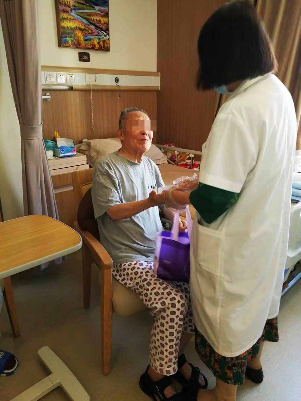 在养老院停止探视的日子里，父亲不认识我了