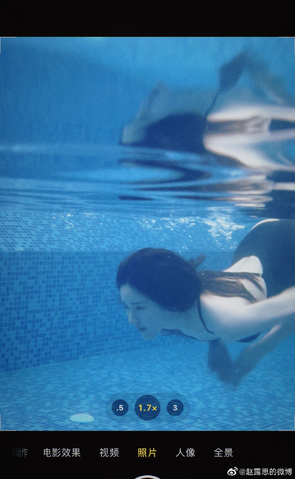 赵露思晒假期生活 游泳健身少女感十足