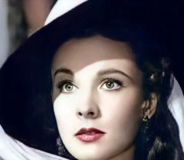 费雯丽年轻时古典气质,老了也优雅时髦!为何称她为"疯美人"?__财经头