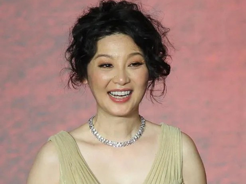 烫卷发徐帆像换了张脸！知性女神变复古女王，穿金色裙美到认不出|徐帆|金色|复古_新浪新闻