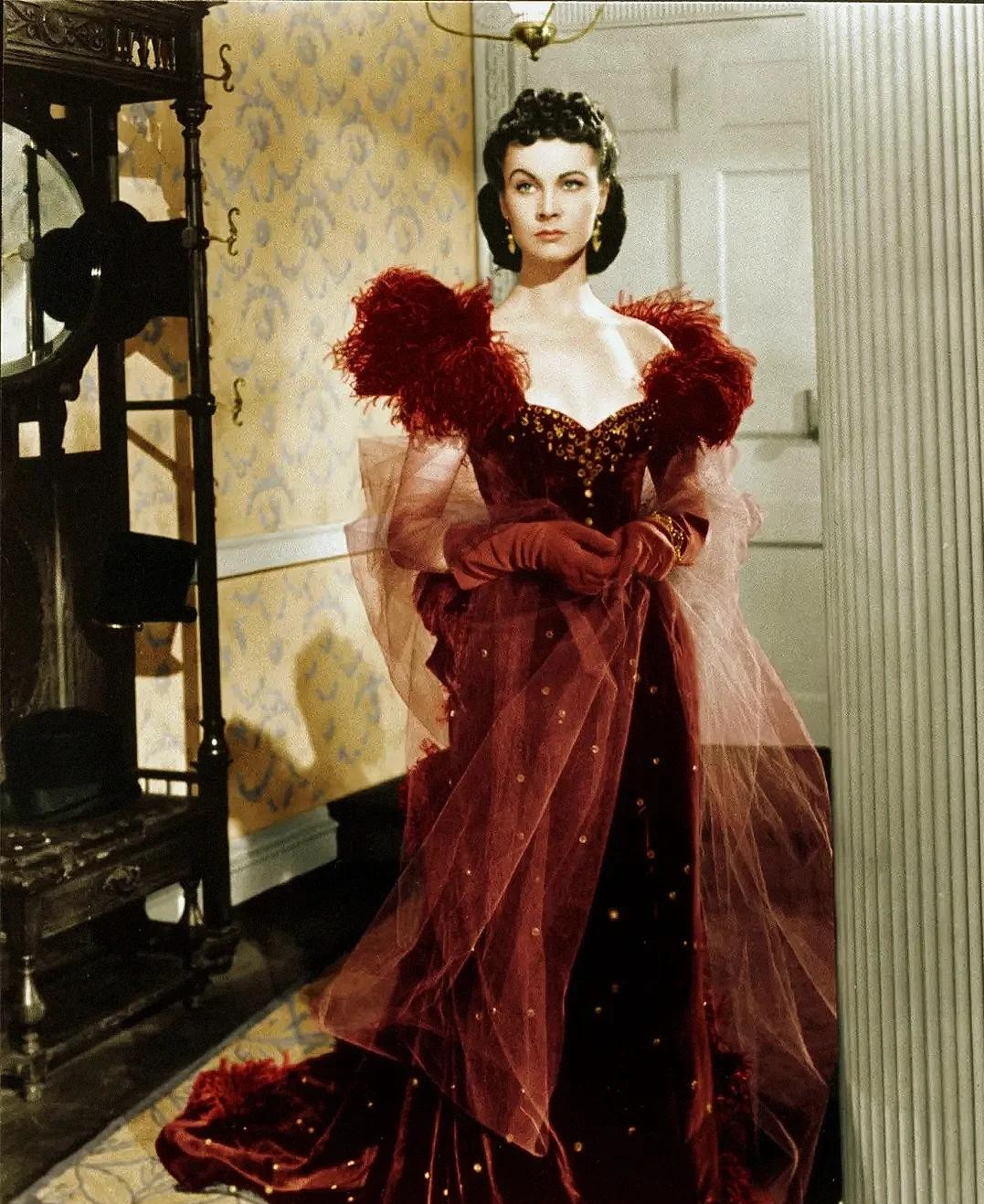 费雯丽年轻时古典气质老了也优雅时髦为何称她为疯美人