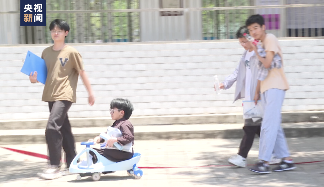 “扭扭车男孩”，收到大学录取通知书！休闲区蓝鸢梦想 - Www.slyday.coM