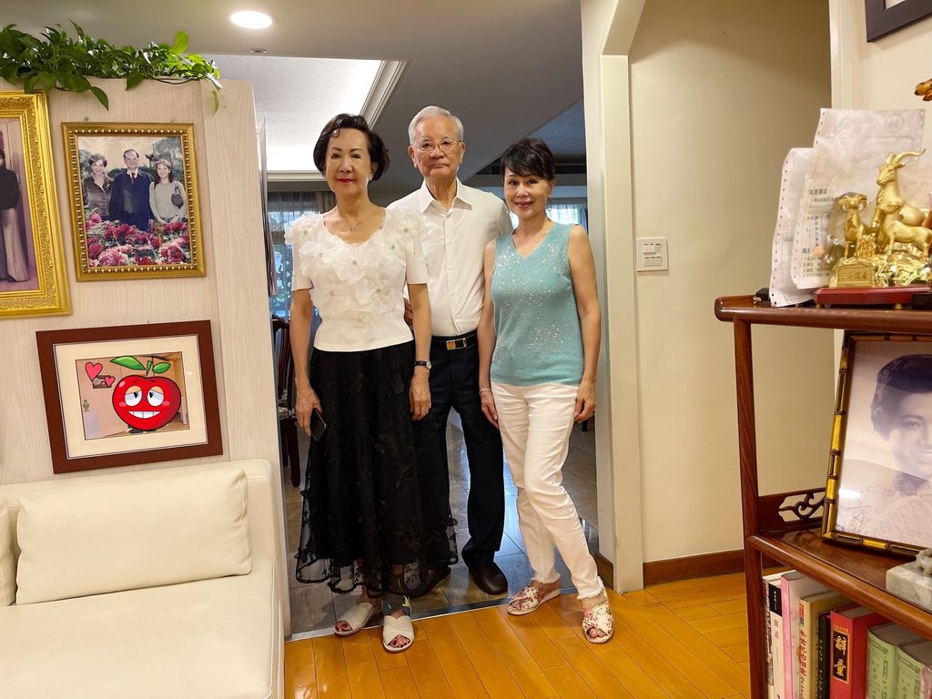 连战中风病愈恢复良好温馨居家照展现好气色