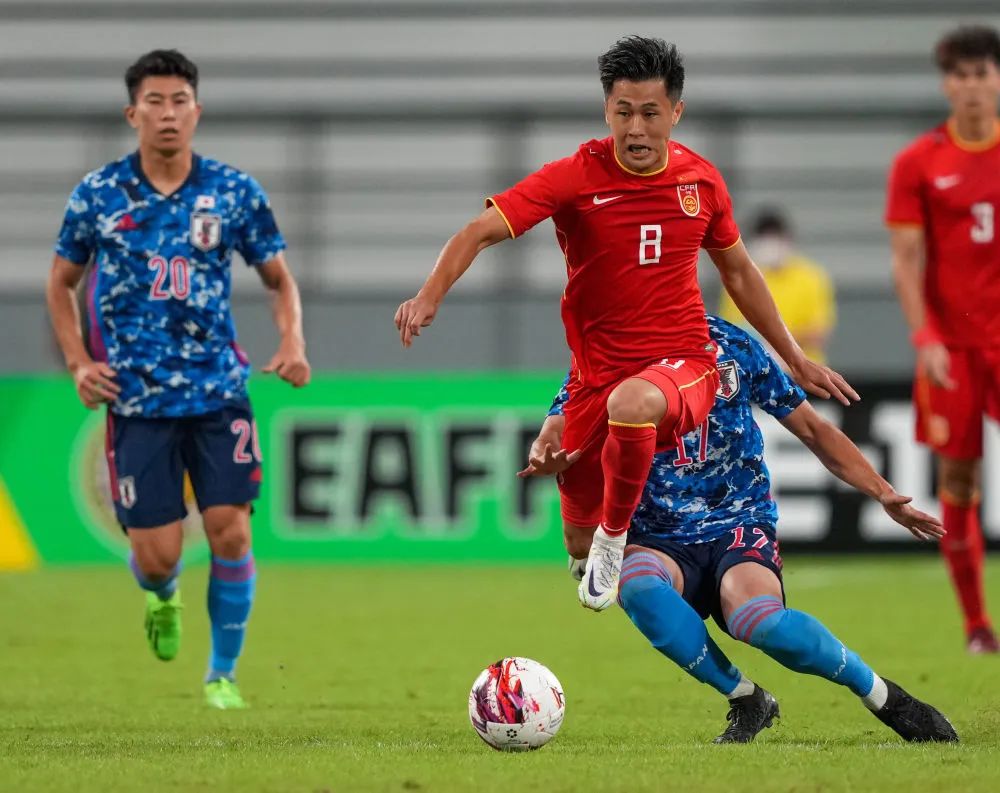 ▲中国男足选拔队球员戴伟浚（右前）在比赛中带球突破。