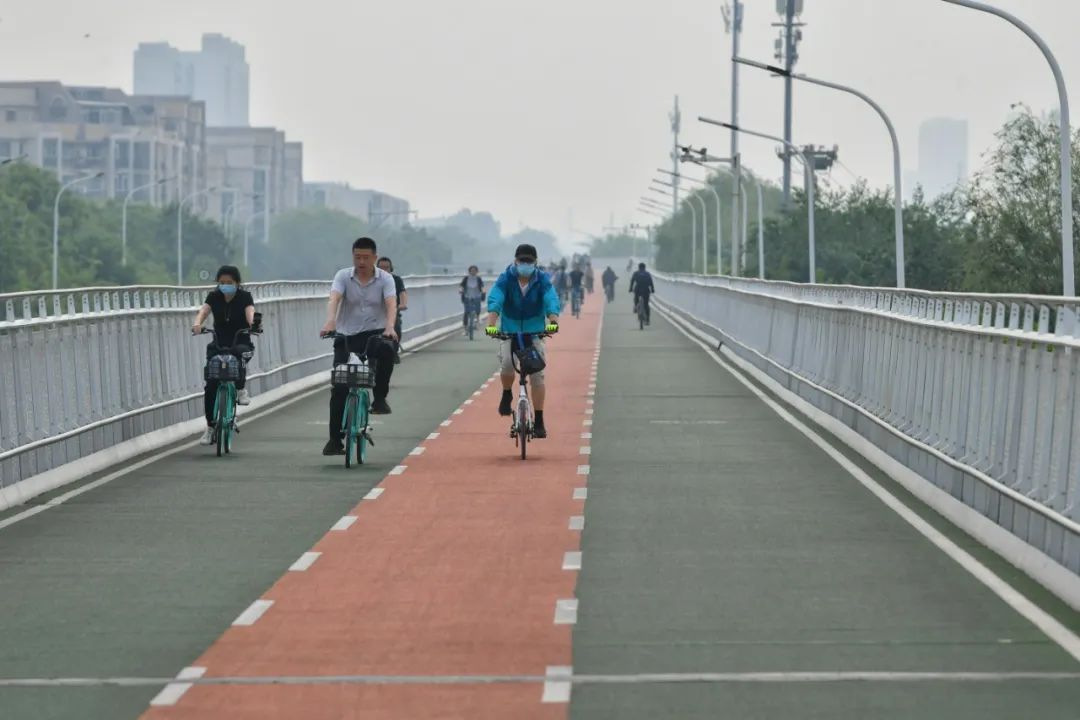 ▲自行车专用路上设有潮汐车道，早晚高峰时段可使用。图/新京报记者 王贵彬 摄