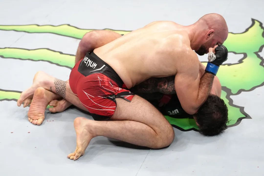 始料未及的胜利:阿斯皮纳尔因膝伤而败于布雷兹