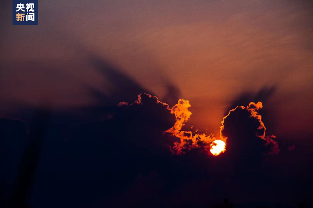 “扭扭车男孩”，收到大学录取通知书！休闲区蓝鸢梦想 - Www.slyday.coM