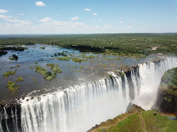 航拍位于津巴布韦和赞比亚交界处的维多利亚瀑布（新华社）