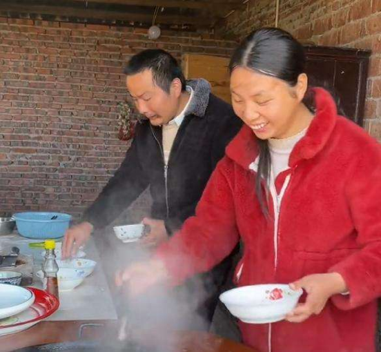 牛爱芳的小春花为什么不更新了 牛爱芳的小春花真实情况人设翻车事件揭秘