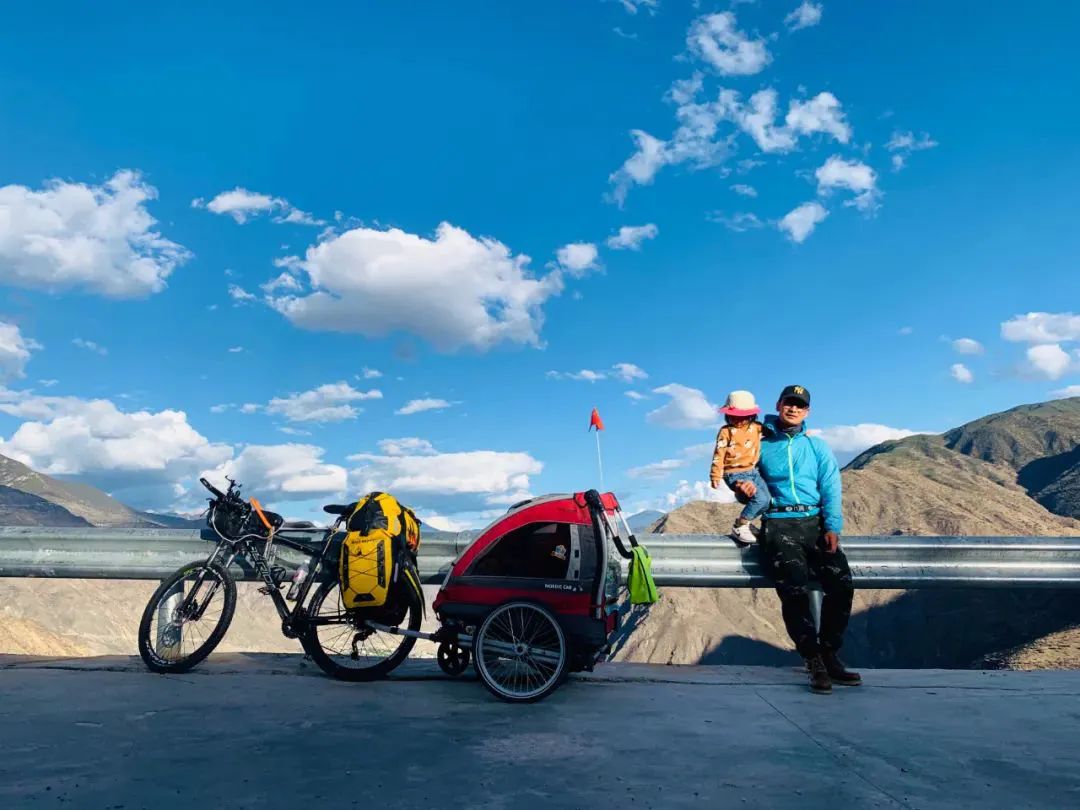 90后单亲爸爸带4岁女儿骑行西藏，4139公里！爆火2年后，现状让人意外......休闲区蓝鸢梦想 - Www.slyday.coM