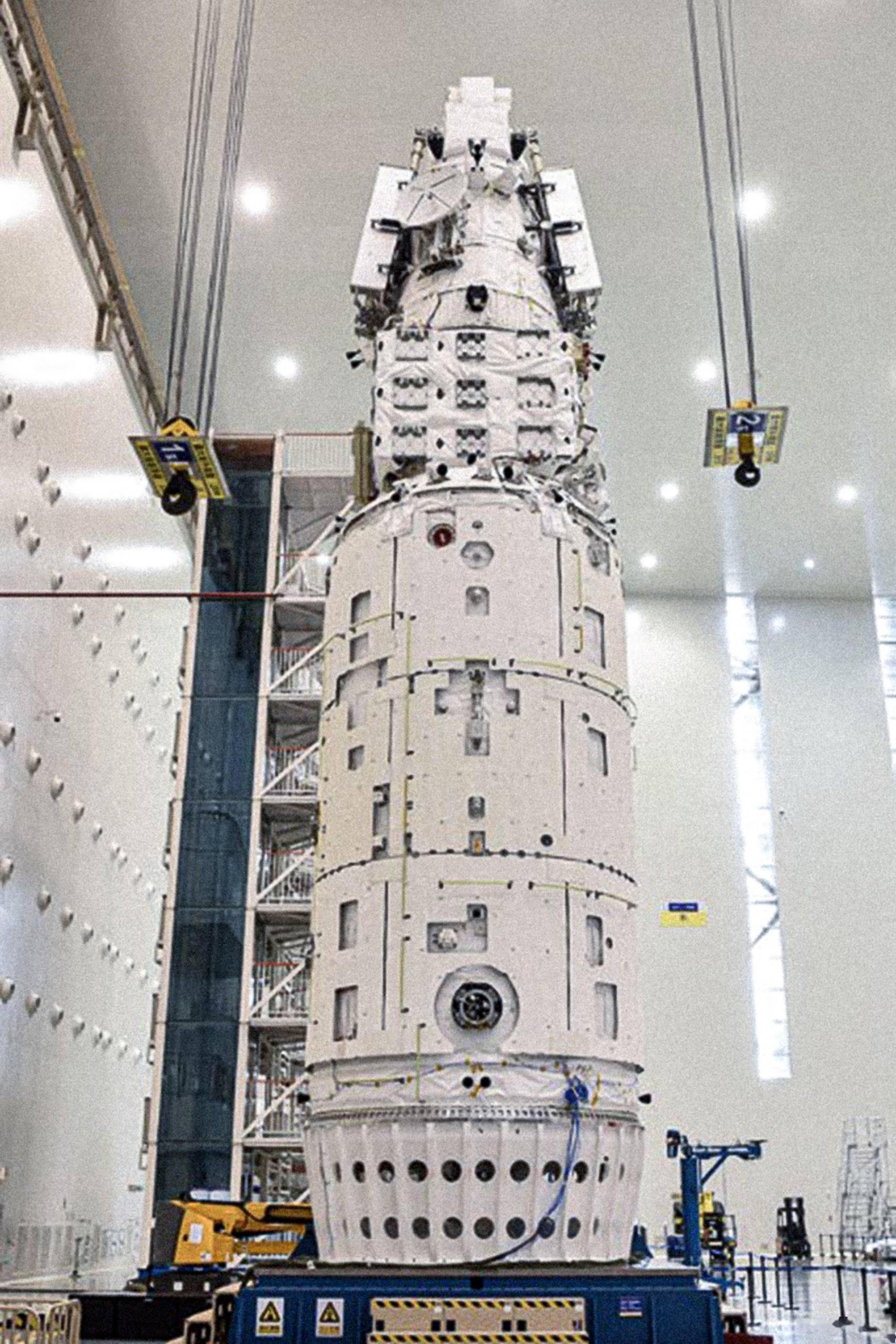 问天实验舱发射前在测试厂房（图源：CMS/互联网）
