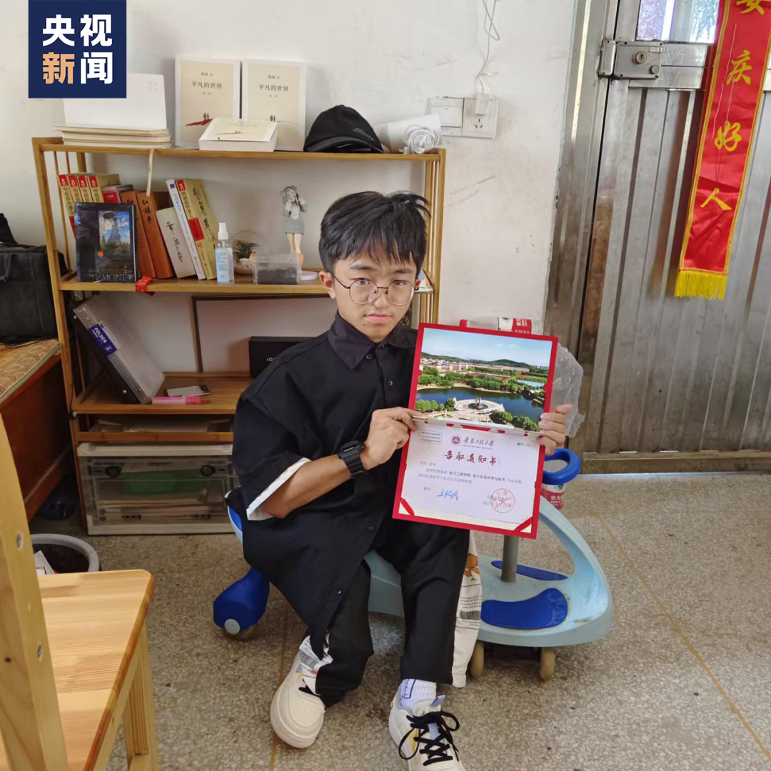 “扭扭车男孩”，收到大学录取通知书！休闲区蓝鸢梦想 - Www.slyday.coM