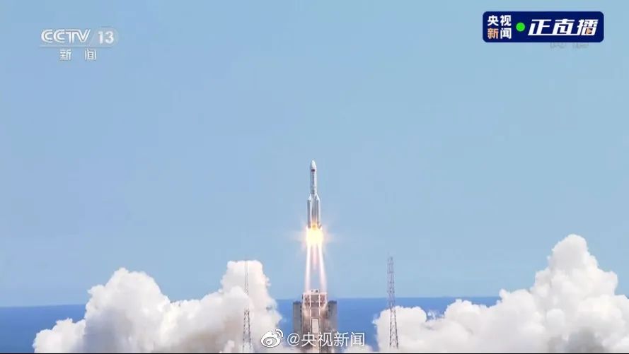 刚刚,长征五号B遥三运载火箭搭载中国空间站问天实验舱,在海南文昌航天发射场成功发射升空。(图源:CCTV)