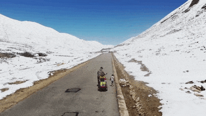 90后单亲爸爸带4岁女儿骑行西藏，4139公里！爆火2年后，现状让人意外......休闲区蓝鸢梦想 - Www.slyday.coM