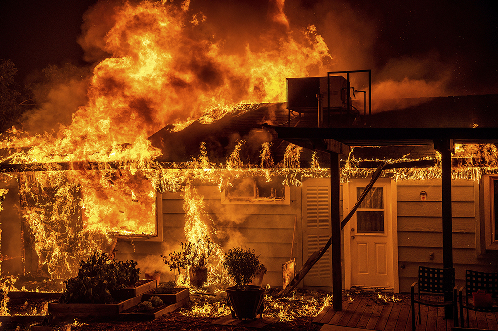 早安·世界|美国加州山火肆虐,超4500英亩土地被烧焦|美国加州_新浪