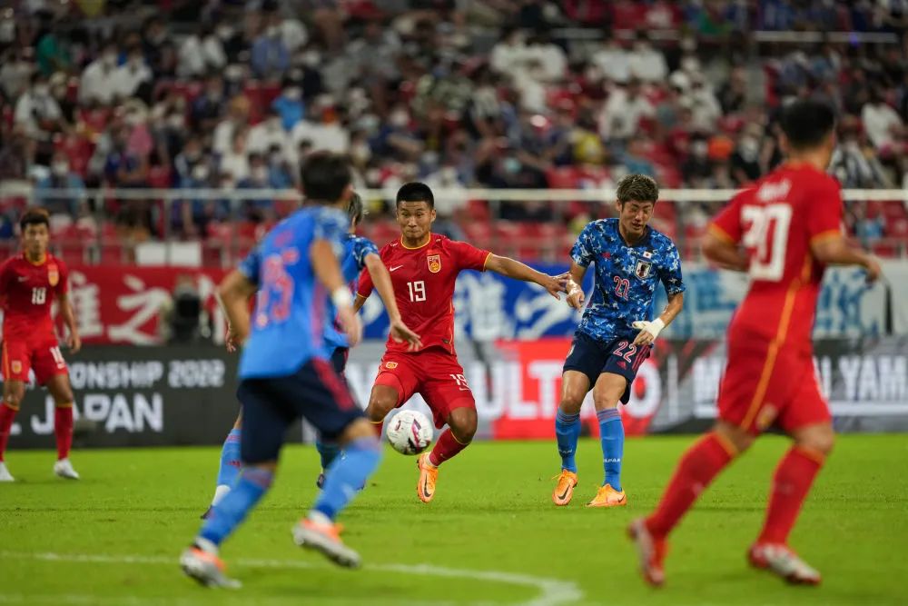 ▲中国男足选拔队球员黄嘉辉（右三）在比赛中停球。