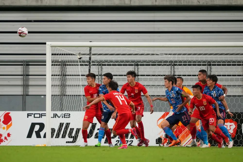 ▲日本队角球进攻时，双方球员在门前拼抢。