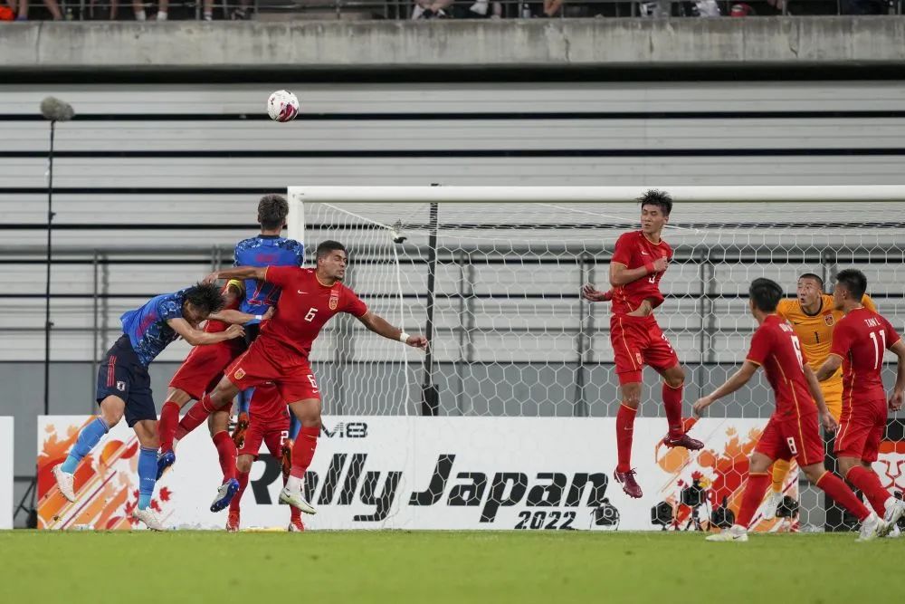 ▲中国男足选拔队球员蒋光太（左四）与日本队球员荒木隼人（左三）在门前争顶。