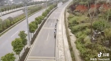 90后单亲爸爸带4岁女儿骑行西藏，4139公里！爆火2年后，现状让人意外......休闲区蓝鸢梦想 - Www.slyday.coM