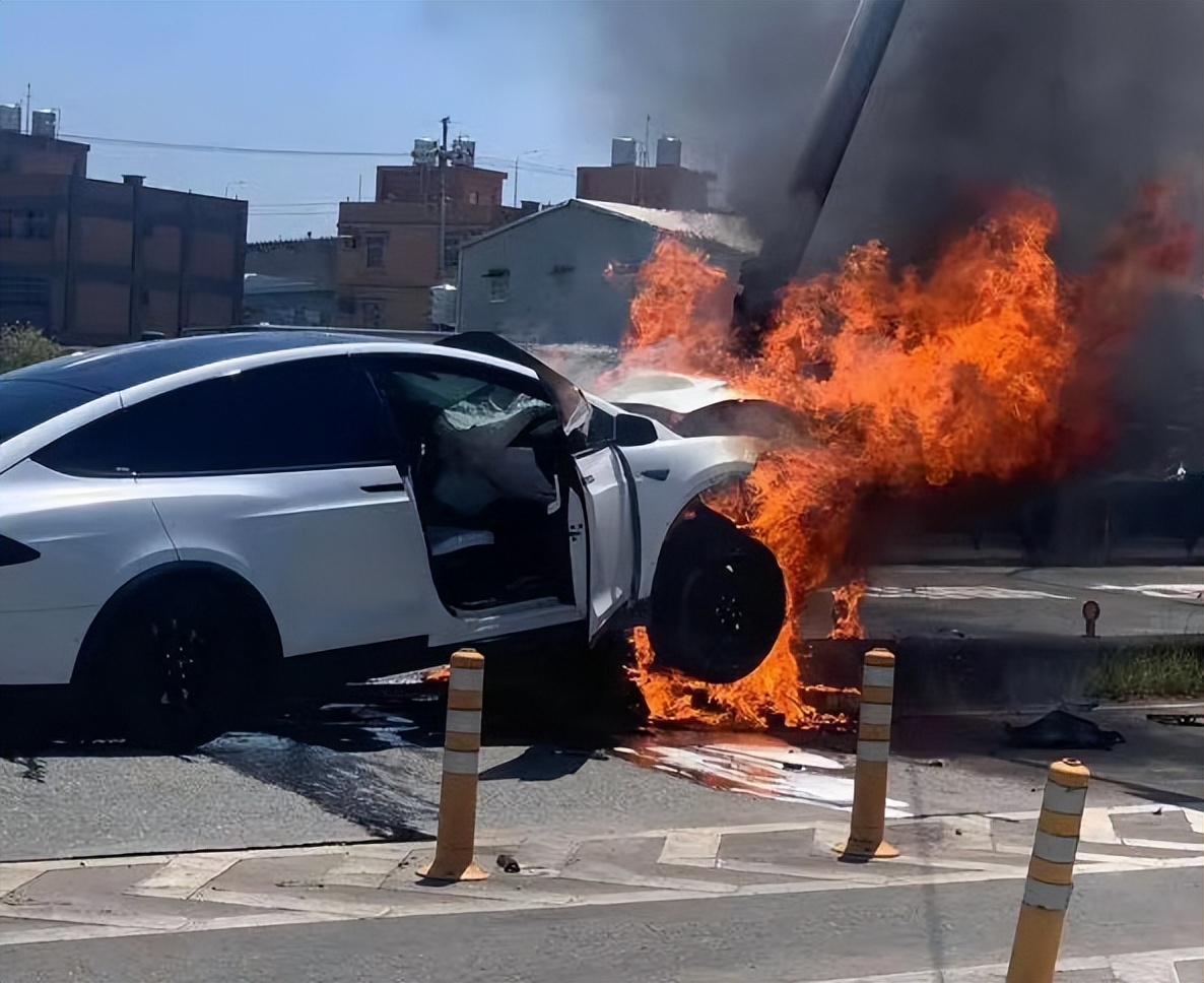 似乎电车起火不分什么时候,电车停车状态起火占25%,充电状态起火占35%