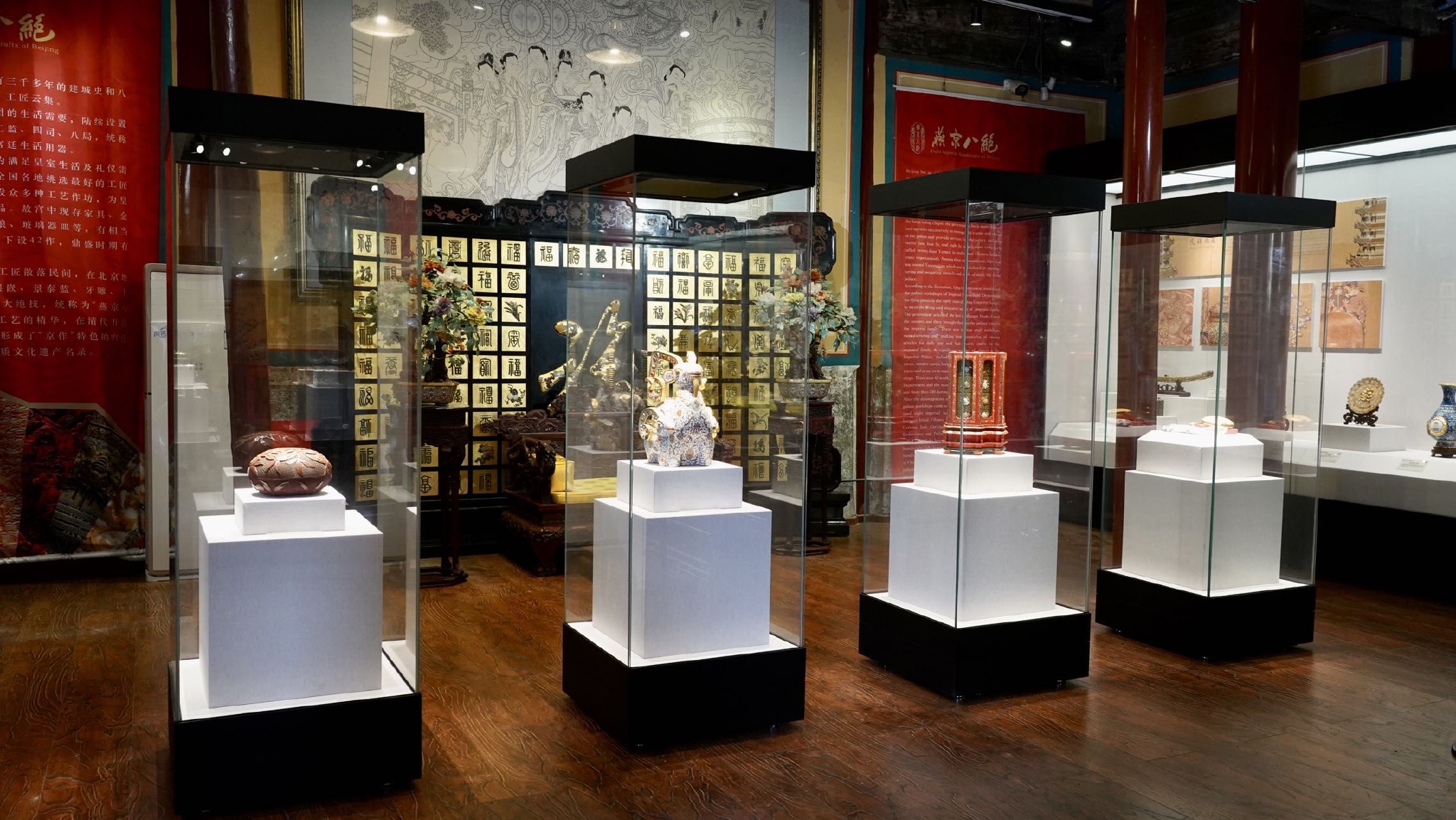 燕京八绝博物馆主展厅内,摆放有景泰蓝,金漆镶嵌,雕漆等精美的非遗
