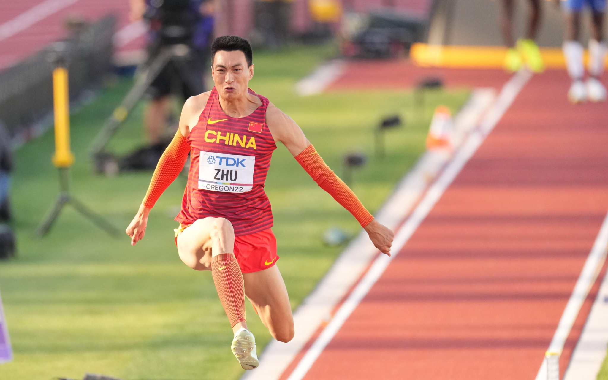 朱亚明为中国男子三级跳远实现世锦赛奖牌零的突破。  新华社记者 吴晓凌 摄