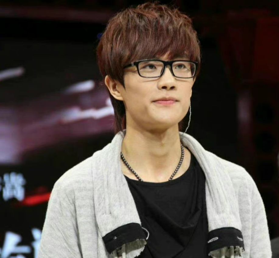 十年前后对比照帅气依旧,再唱经典歌曲爷青回|许嵩_新浪新闻