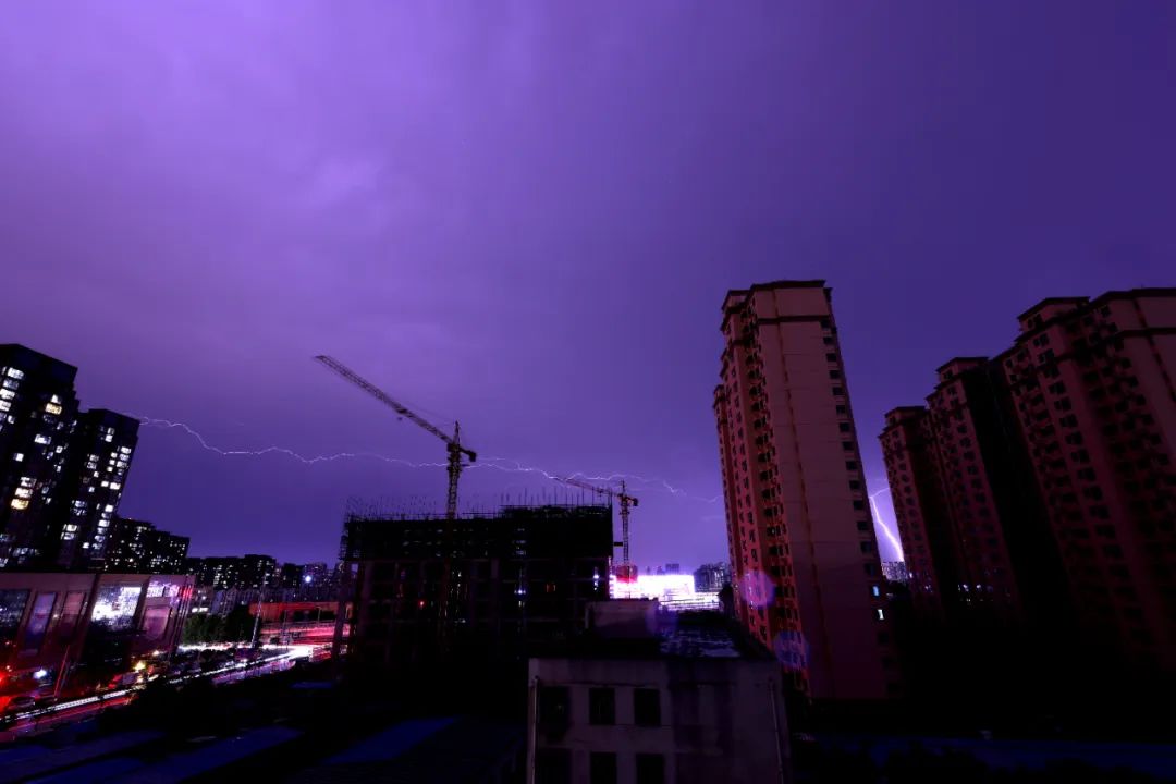 郑州暴雨来袭，实拍强降雨和雷暴大风→休闲区蓝鸢梦想 - Www.slyday.coM