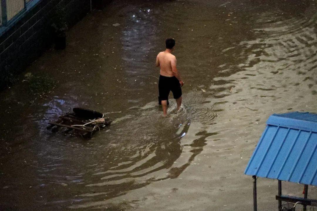 郑州暴雨来袭，实拍强降雨和雷暴大风→休闲区蓝鸢梦想 - Www.slyday.coM