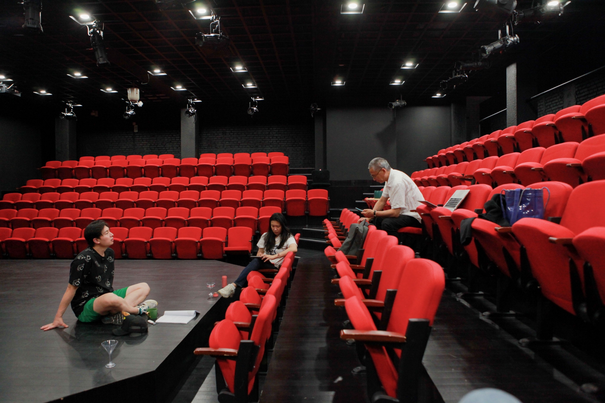 环形剧场将舞台沿延伸到了第一排观众席,让演员尽可能地靠近观众.