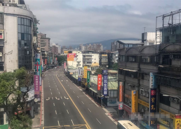 2018年6月“万安41号演习”警报发放后台湾北部人车就地疏散避难，市区道路完全净空。图自“中央社”