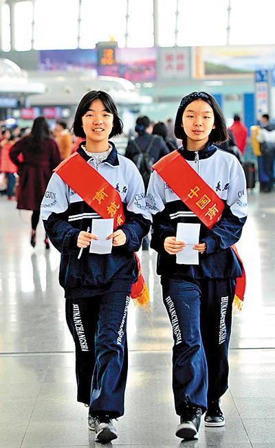 湖南长沙长郡中学学生在春运期间到机场为旅客提供志愿服务.
