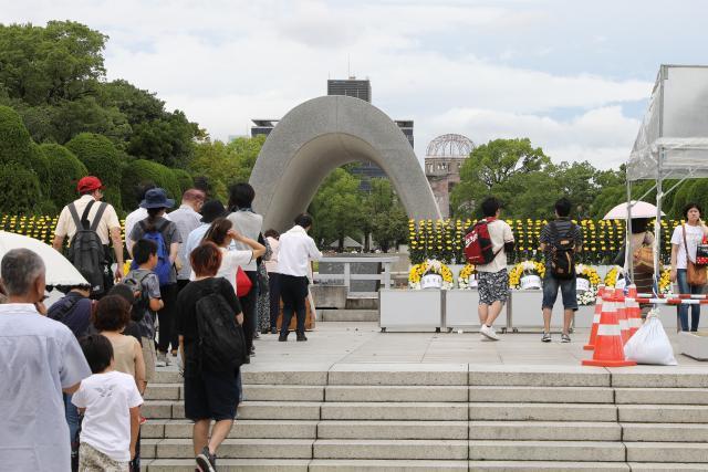 ▲日本广岛和平纪念公园，民众排队在核爆慰灵碑前悼念。图/新华社