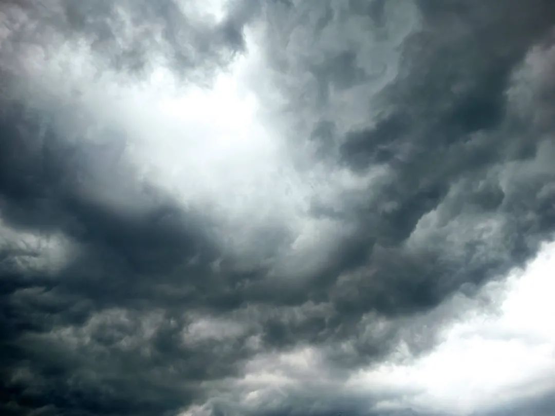 郑州暴雨来袭，实拍强降雨和雷暴大风→休闲区蓝鸢梦想 - Www.slyday.coM