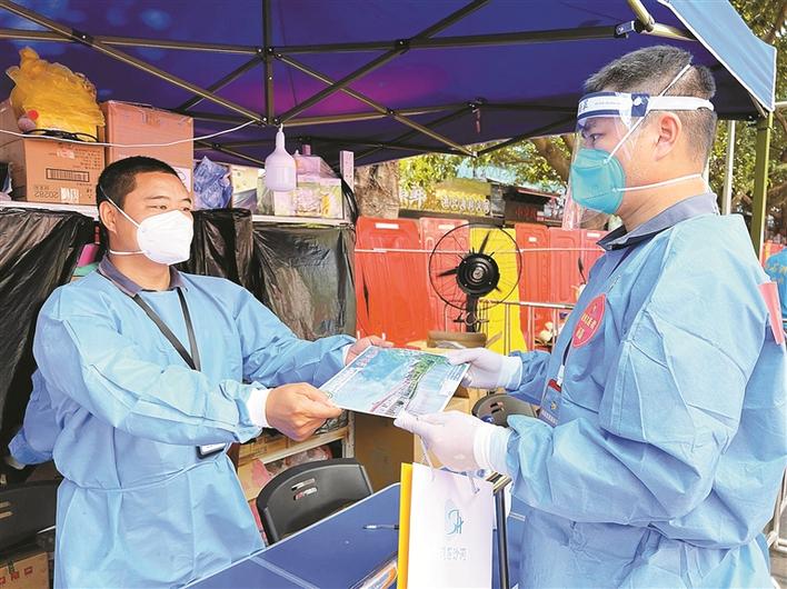 “卓同学，你的录取通知书到了”暖蜂快递小哥和工作站“大白”接力将快件送到家住高风险区域的学生手中休闲区蓝鸢梦想 - Www.slyday.coM