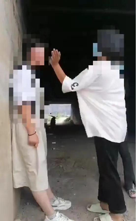 一女生被多人围住扇打耳光.图源:网传视频截图