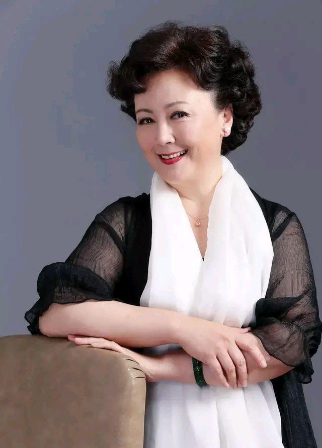 著名演员赵静22岁嫁平凡丈夫结婚43年恩爱如初