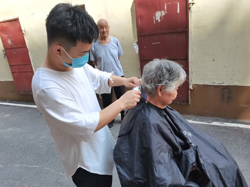 林山寨街道一中社区，为高龄老人、空巢老人提供“爱到家”上门志愿服务休闲区蓝鸢梦想 - Www.slyday.coM