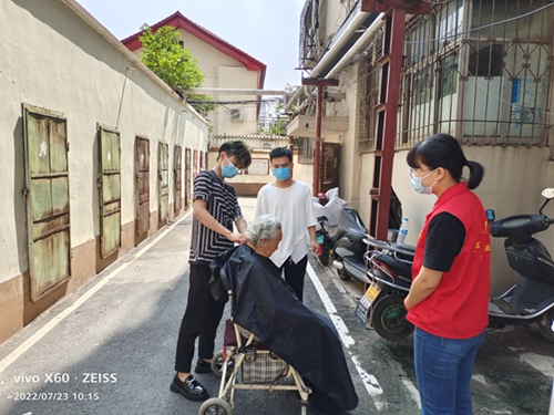林山寨街道一中社区，为高龄老人、空巢老人提供“爱到家”上门志愿服务休闲区蓝鸢梦想 - Www.slyday.coM