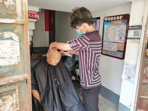 林山寨街道一中社区，为高龄老人、空巢老人提供“爱到家”上门志愿服务休闲区蓝鸢梦想 - Www.slyday.coM