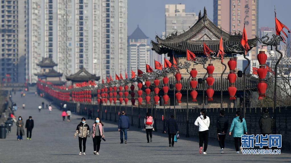 游客在西安城墙浏览。新华社记者 刘潇 摄