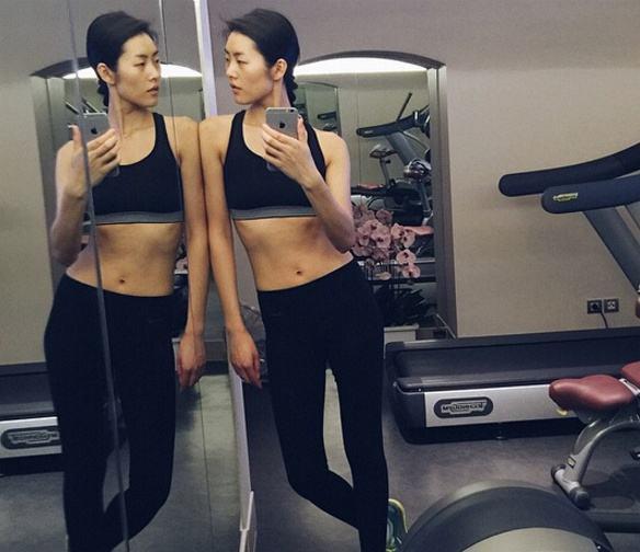 刘雯穿露脐装瘦出巴掌腰面对镜头甜笑未回应与井柏然关系