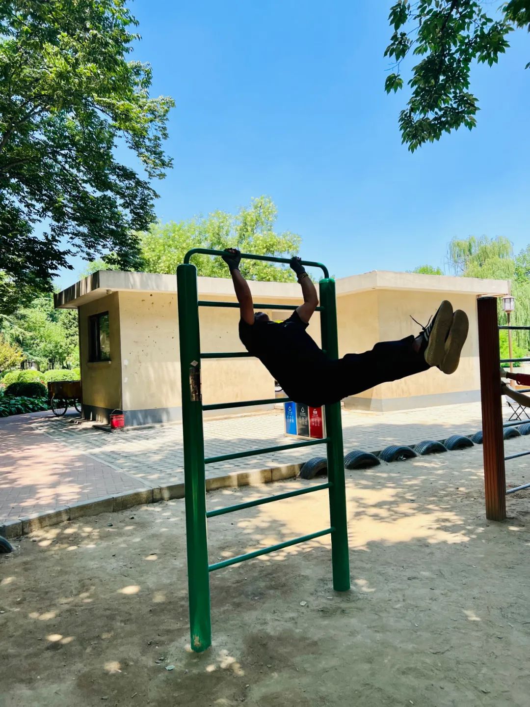 竞秀公园的沙坑健身区,健身爱好者正一显身手.