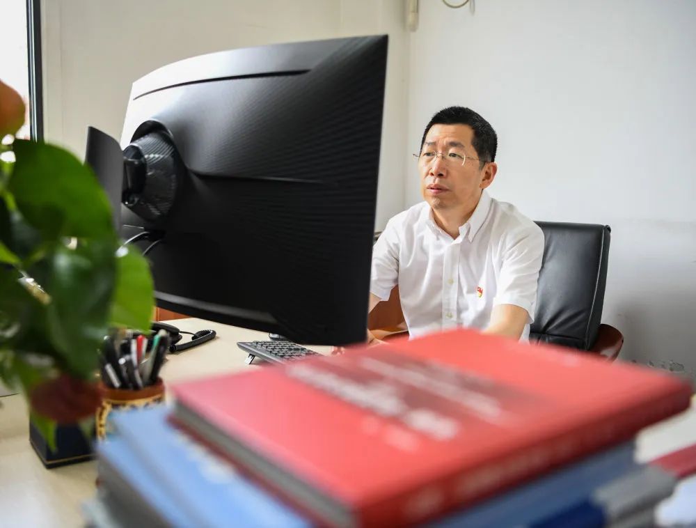 6月29日，在西南交通大学，翟婉明在办公室查阅资料。新华社记者 王曦 摄