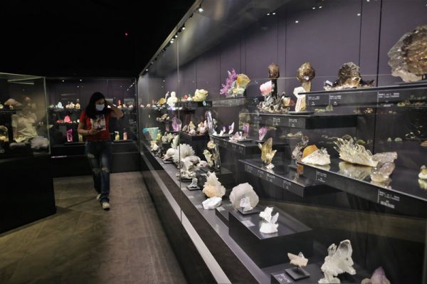 5月18日，一名女子在黎巴嫩贝鲁特矿物博物馆内参观。（刘宗亚 摄）
