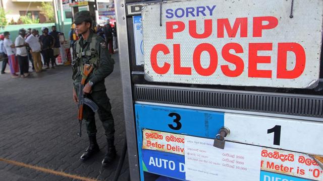 　当地时间6月27日，斯里兰卡一处已耗尽汽油的加油站